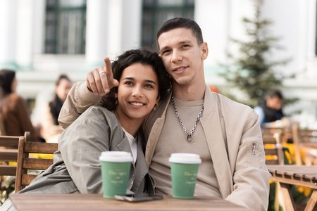 DateSugarMummy.com couple dating outdoors